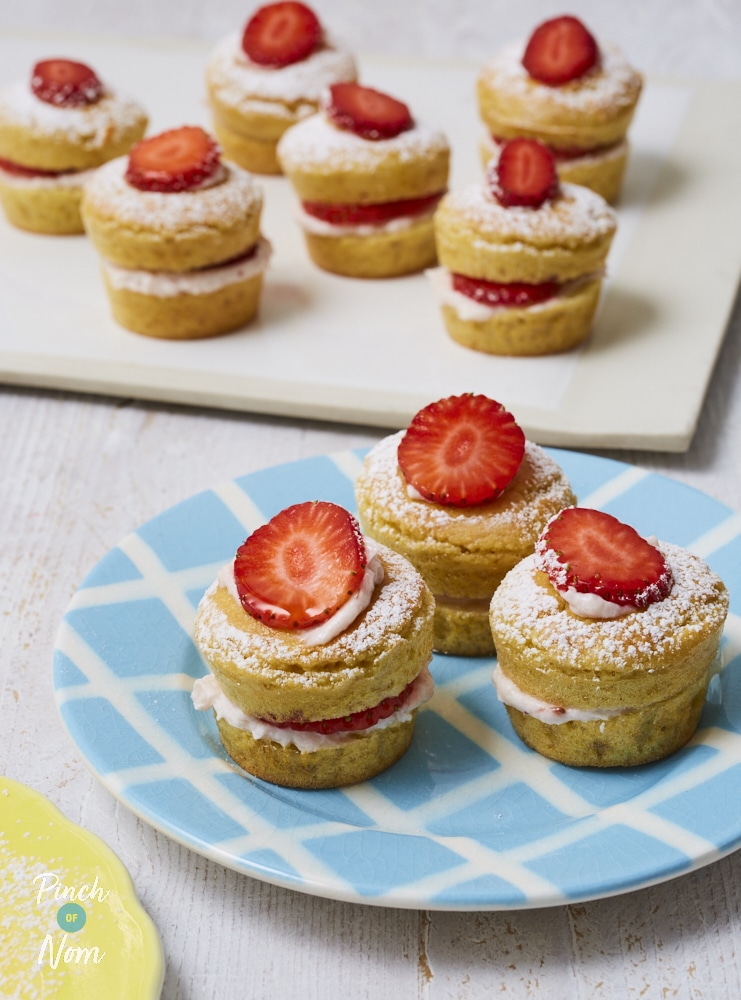 Mini Strawberry Sponges - Pinch of Nom Slimming Recipes