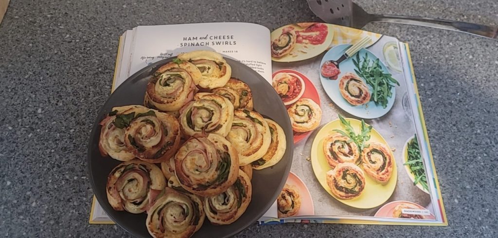 Ham and Cheese Spinach Swirls - Pinch of Nom Slimming Recipes