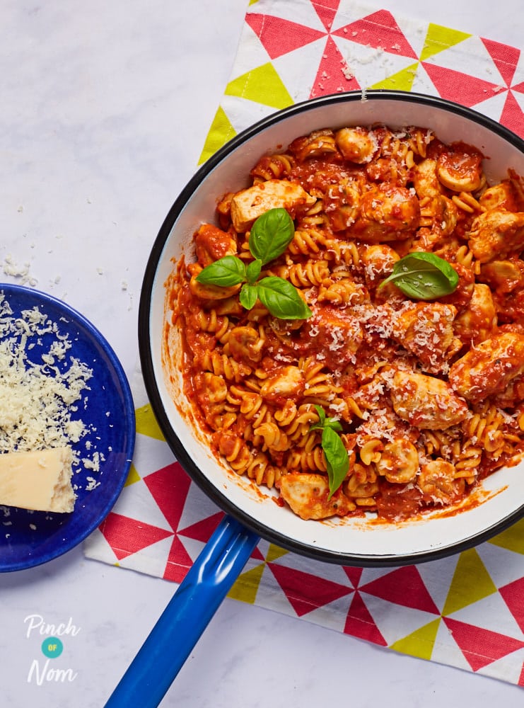 Creamy Roasted Red Pepper and Chicken Pasta - Pinch of Nom Slimming Recipes