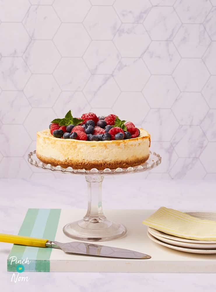 Raspberry and Blueberry Baked Cheesecake - Pinch of Nom Slimming Recipes