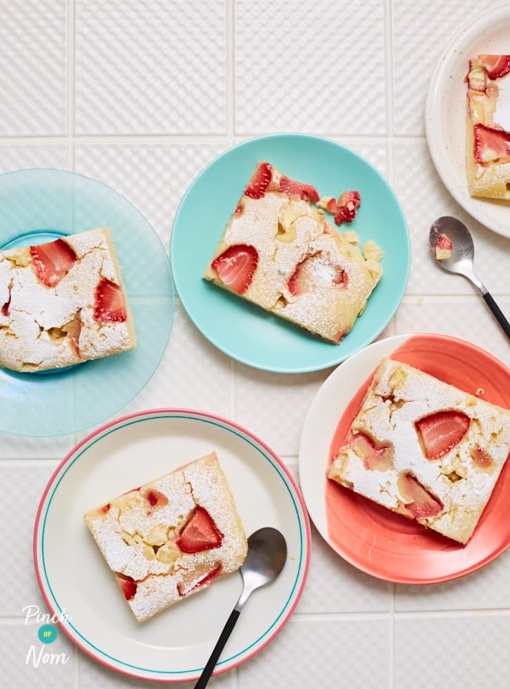 Strawberry Pancake Traybake - Pinch of Nom Slimming Recipes