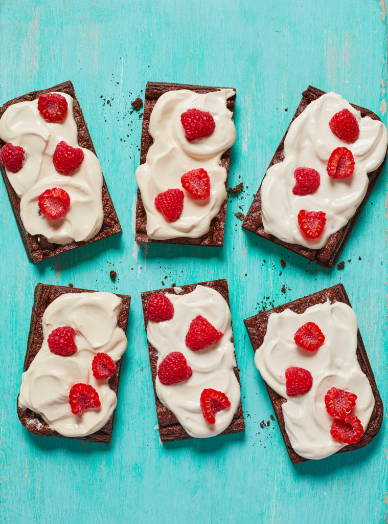 Chocolate Cake with Salted Caramel Cream - Pinch of Nom Slimming Recipes