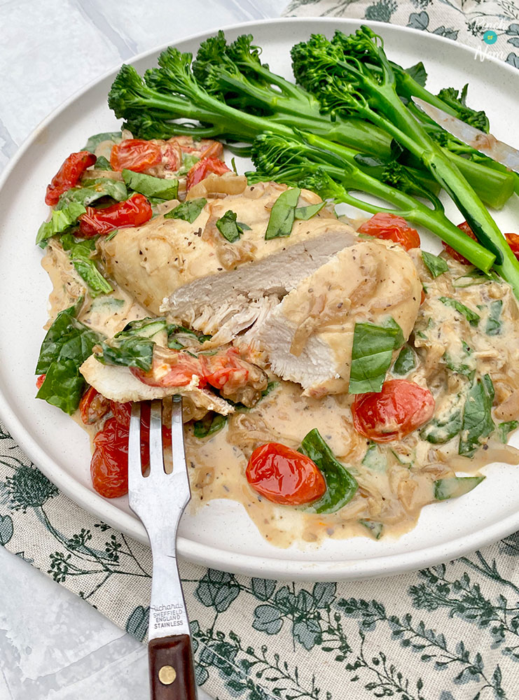 Creamy Tuscan Chicken pinchofnom.com