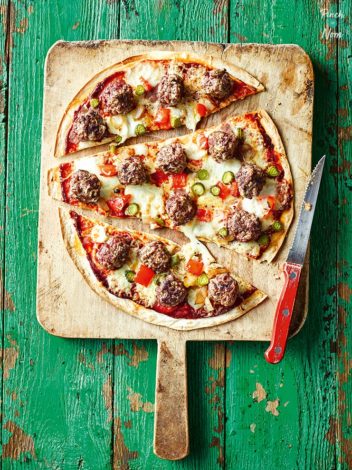 Cheeseburger Pizza pinchofnom.com