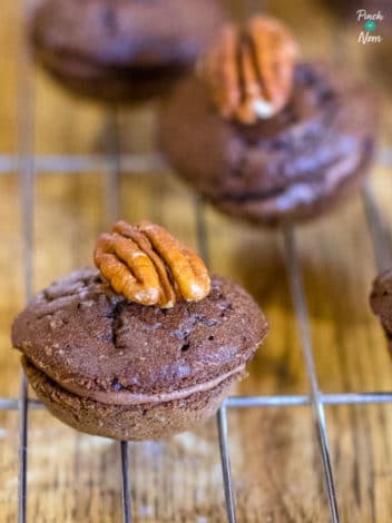 Mini Coffee and Pecan Cakes pinchofnom.com