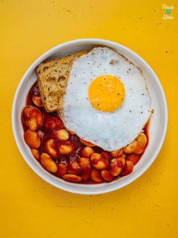 Giant Baked Beans pinchofnom.com