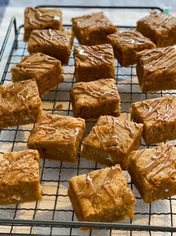 Biscoff Blondies | Slimming & Weight Watchers Friendly pinchofnom.com