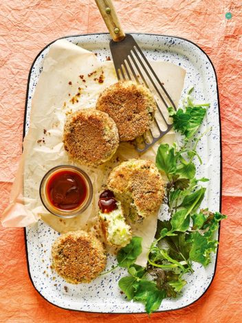 Cheese and Onion Crispbakes pinchofnom.com