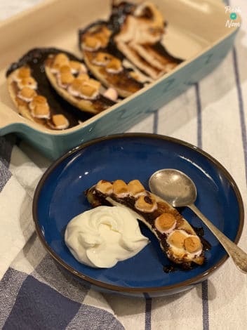 Chocolate Baked Bananas pinchofnom.com