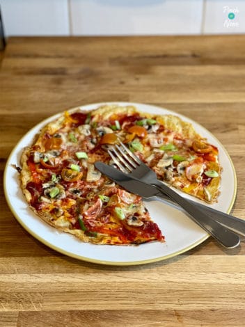 Pizza-Topped Omelette pinchofnom.com