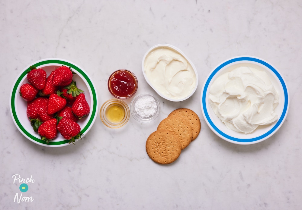 Strawberry Cheesecake Frozen Yoghurt - Pinch of Nom Slimming Recipes