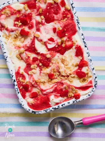 Strawberry Cheesecake Frozen Yoghurt pinchofnom.com