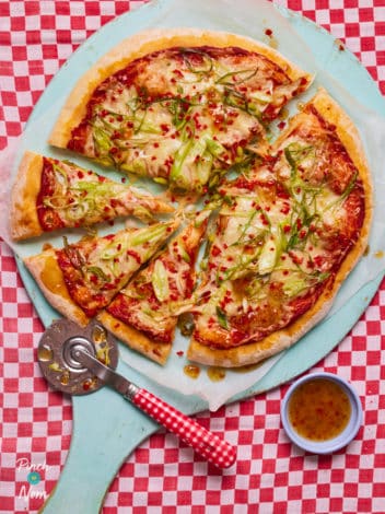 Cheesy Chilli Pizza pinchofnom.com