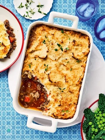 Cottage Pie with a Cheesy Cauliflower Top pinchofnom.com