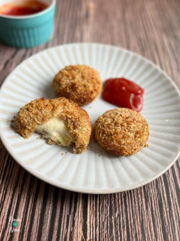 Crispy Ham and Cheese Nuggets pinchofnom.com