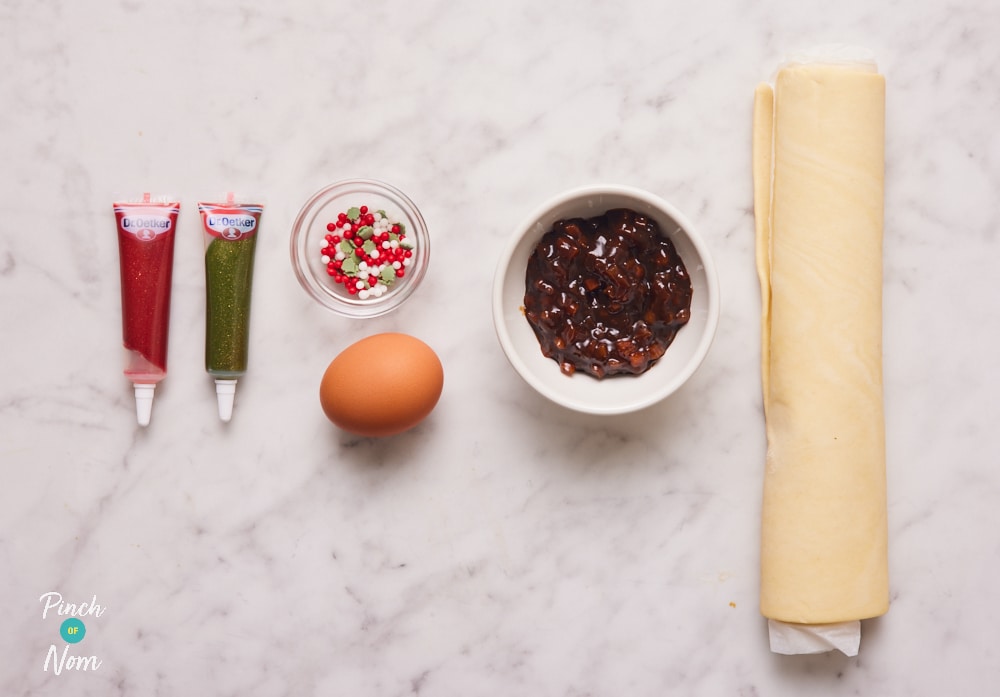 Mincemeat Christmas Wreath - Pinch of Nom Slimming Recipes