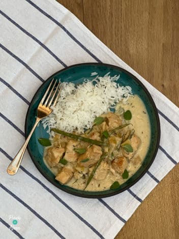 Normandy-Style Chicken pinchofnom.com