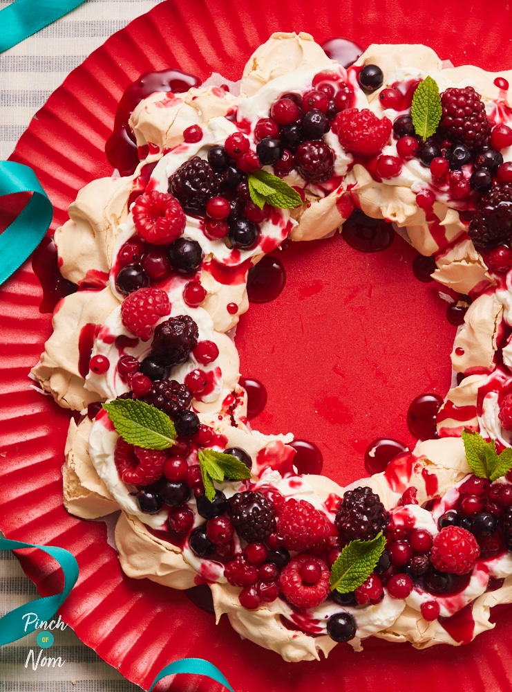 Pavlova Wreath - Pinch of Nom Slimming Recipes