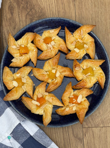 Apricot Danish-Style Pastries pinchofnom.com