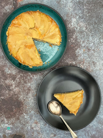 Caramel Apple Upside-Down Cake pinchofnom.com