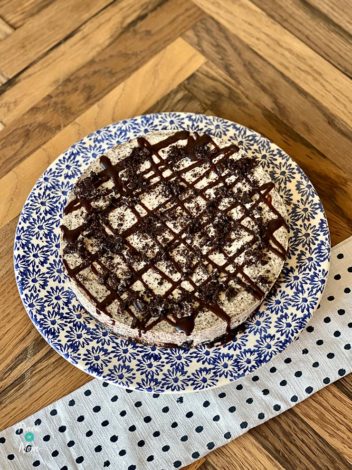 Cookies and Cream Cheesecake pinchofnom.com