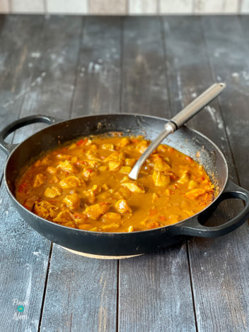 Fragrant Chicken Curry pinchofnom.com