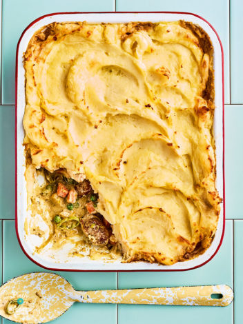 Creamy Sausage and Mash Pie pinchofnom.com