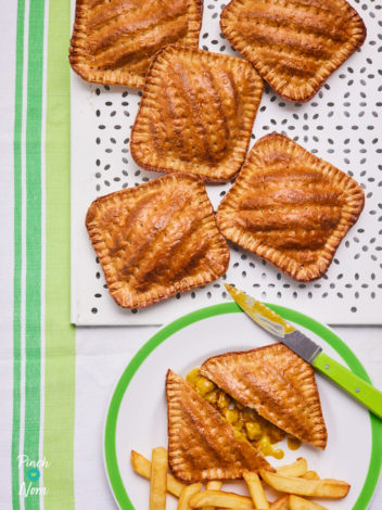 Chicken Curry Bakes pinchofnom.com