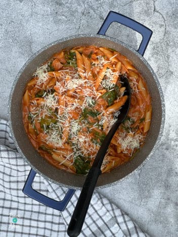 Creamy Tomato, Bacon and Spinach Pasta pinchofnom.com