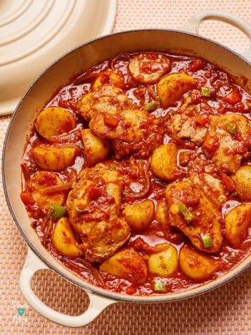 Slow Cooker Cajun-Style Chicken Thighs pinchofnom.com