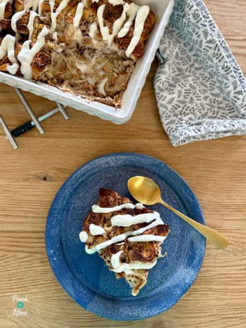 Slow Cooker Cinnamon Roll Pudding pinchofnom.com