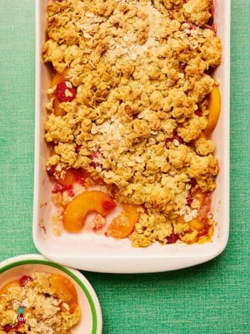 Slow Cooker Peach and Raspberry Crumble pinchofnom.com
