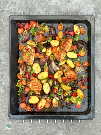 Spanish-Style Chicken Traybake pinchofnom.com