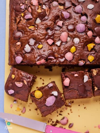 Mini Egg Brownies pinchofnom.com
