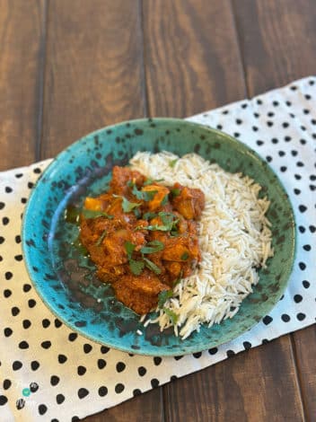 Slow Cooker Spicy Tomato Chicken Curry pinchofnom.com