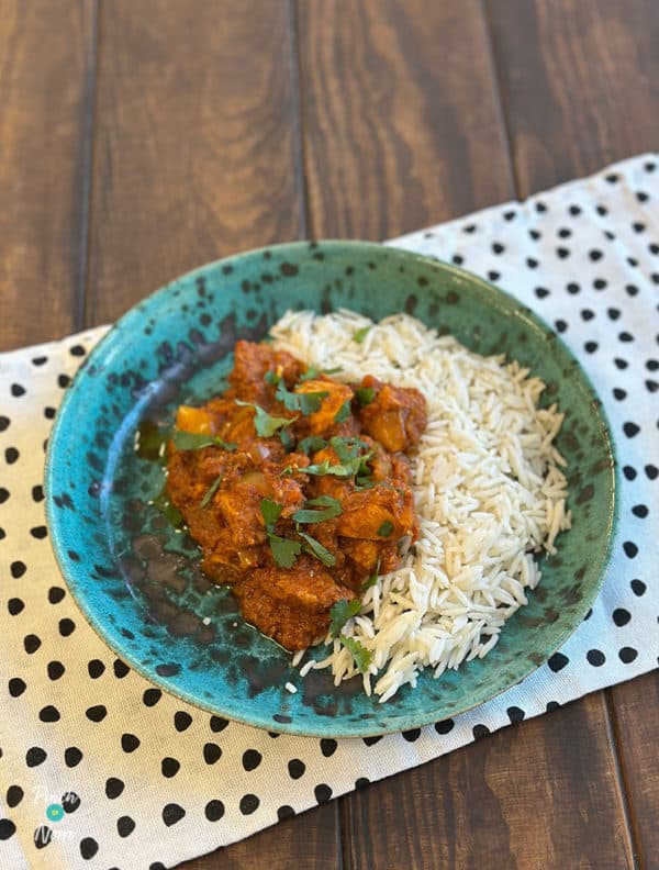 Slow Cooker Spicy Tomato Chicken Curry pinchofnom.com