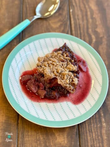 Slow Cooker Apple and Blueberry Crumble pinchofnom.com