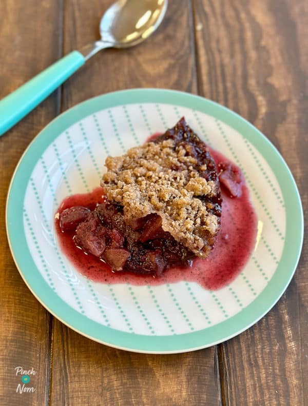 Slow Cooker Apple and Blueberry Crumble pinchofnom.com