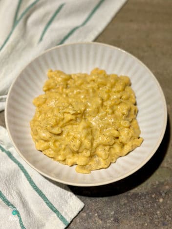 Slow Cooker Buffalo Mac ‘n’ Cheese pinchofnom.com