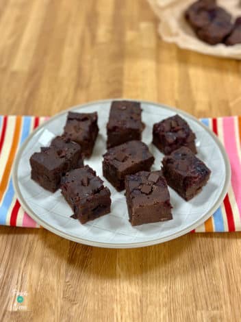 Slow Cooker Chocolate Cherry Brownies pinchofnom.com