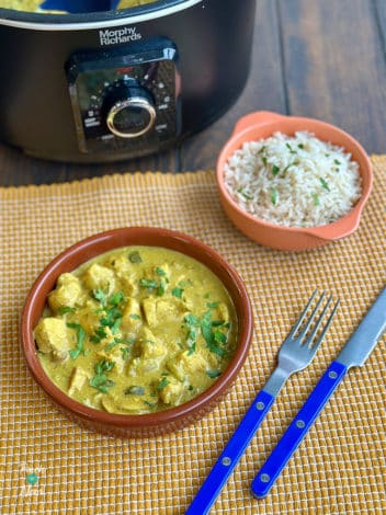 Slow Cooker Creamy Cashew Nut Chicken pinchofnom.com