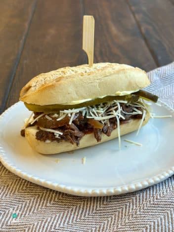 Slow Cooker Shredded Beef Sandwich pinchofnom.com