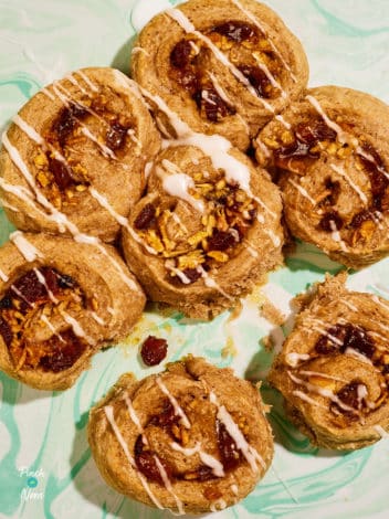 Slow Cooker Spiced Apple Buns pinchofnom.com